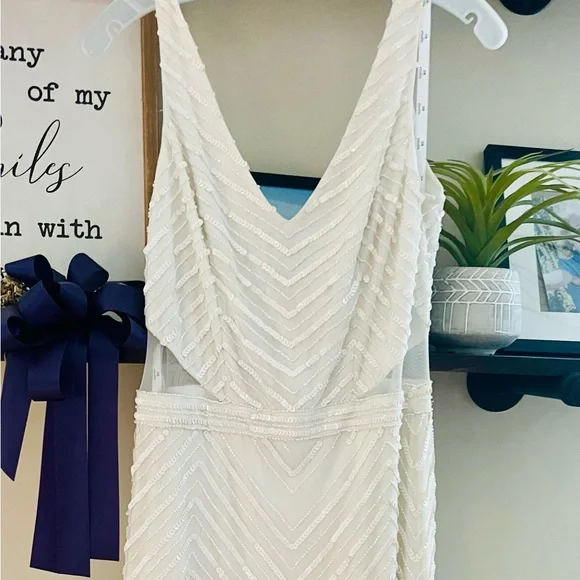 Elegant White Sleeveless Dress - Picture 2 of 3